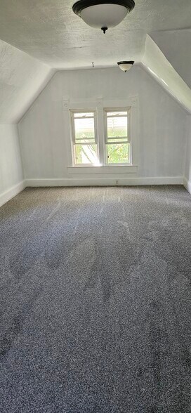 Building Photo - 129 N Bergan Ave