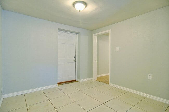 Building Photo - 2219 Refugio Ave