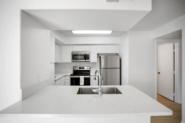 Building Photo - 3 Bedroom, 2 Full Bath Condo In Great Location