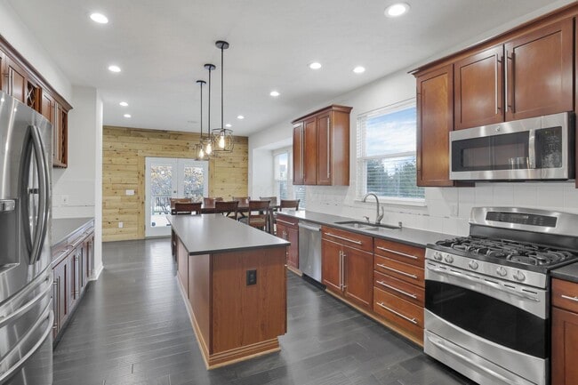 Building Photo - 7090 Dean Farm Rd