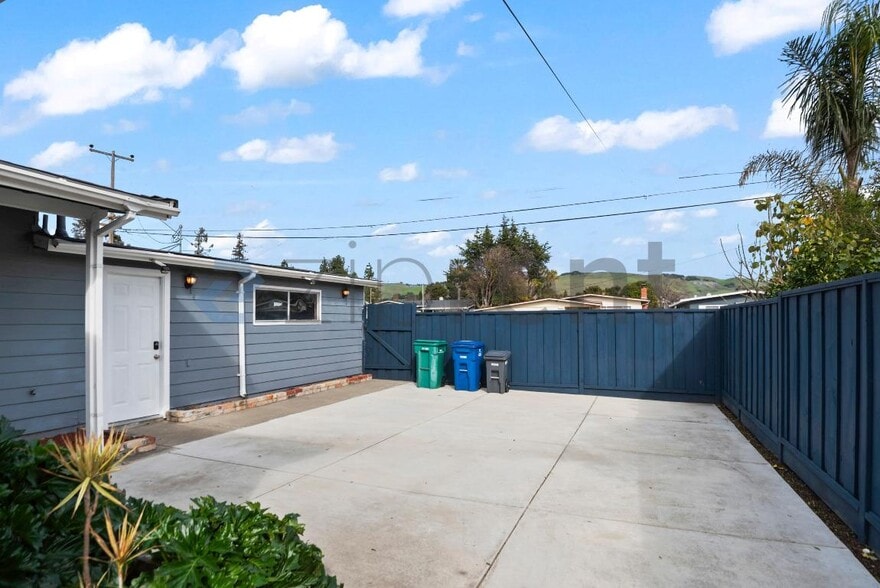 Building Photo - 28477 Coleridge Ave