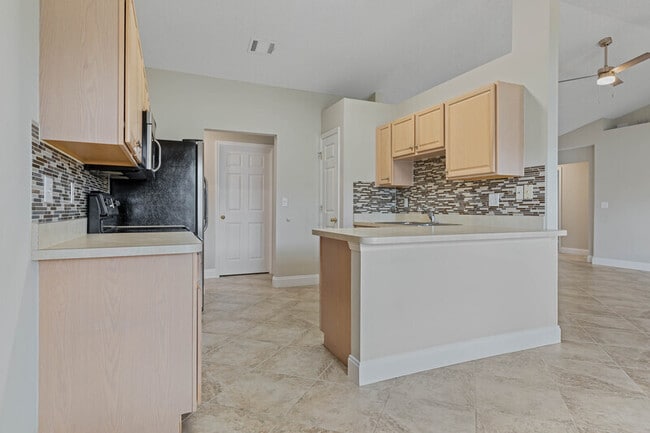 Building Photo - 6 Lemay Pl