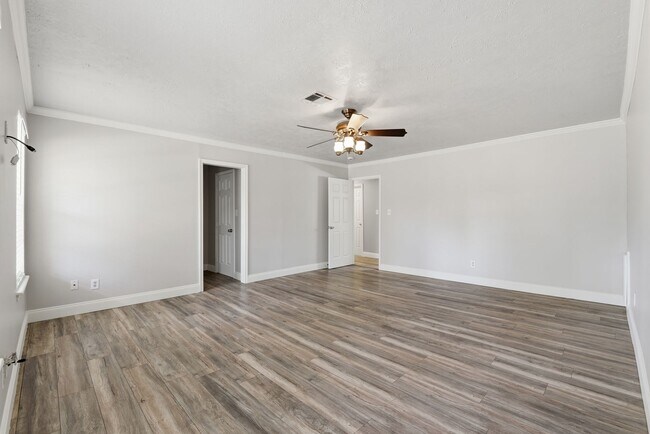 Building Photo - Beautifully Updated 4-Bedroom Home in a Prime Houston Location
