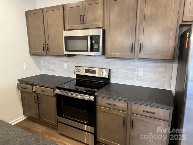 Building Photo - 3159 Hutton Gdns Ln