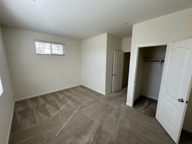 Building Photo - Gorgeous 4 Bedroom, 2.5 Bath Single Story in Summer Lakes Community