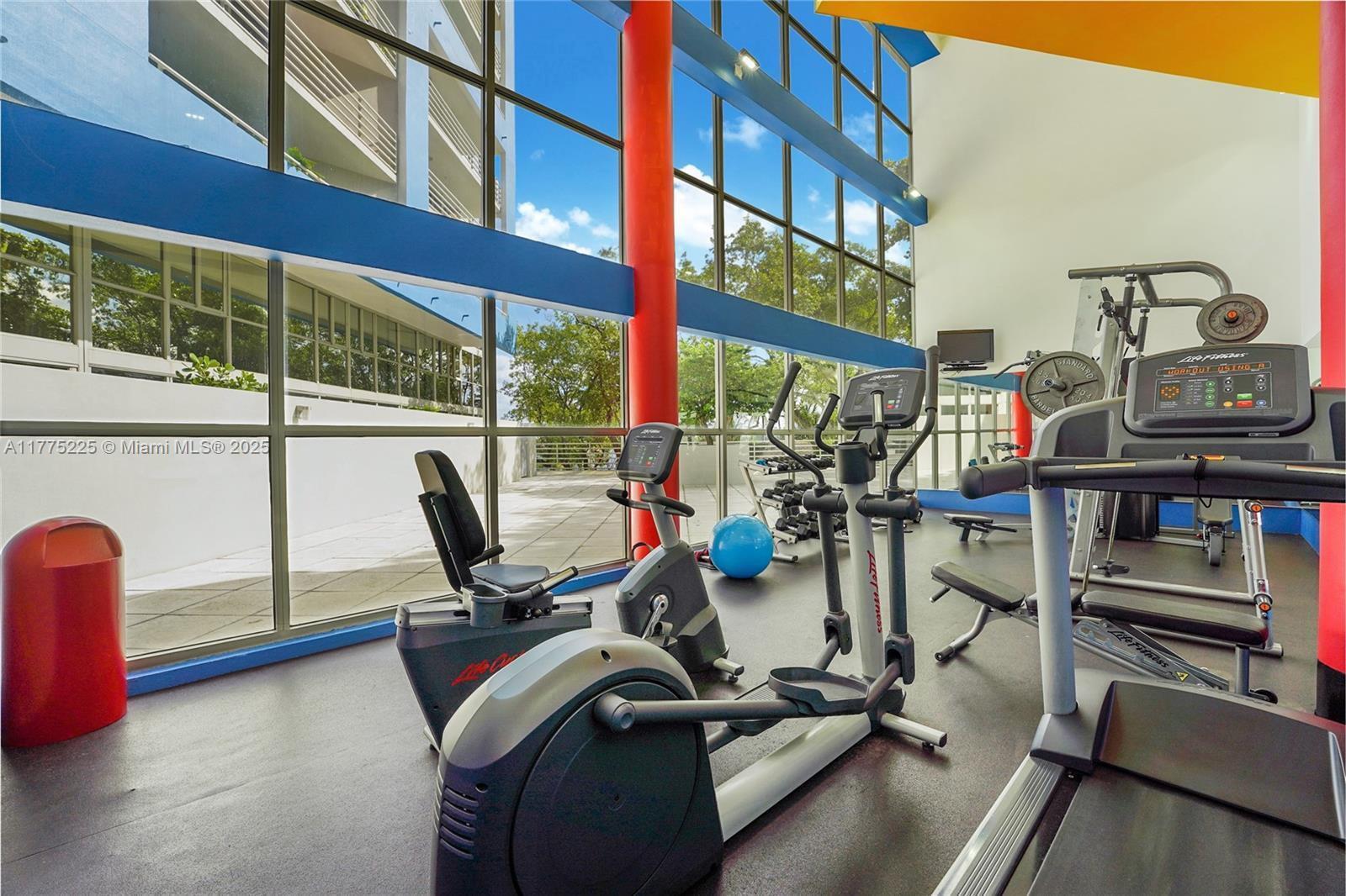 Building Photo - 2025 Brickell Ave