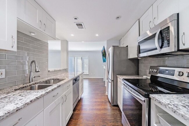 Building Photo - 13 Ivy Square Northeast