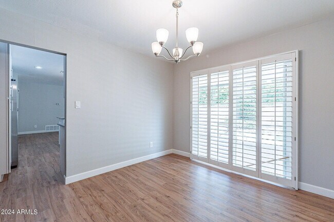 Building Photo - 110 W Seldon Ln