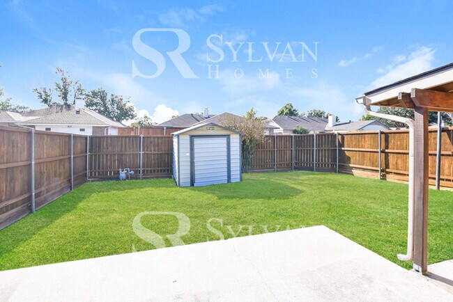 Building Photo - Enjoy living the good life in this 3 bedroom, 2 bathroom brick home