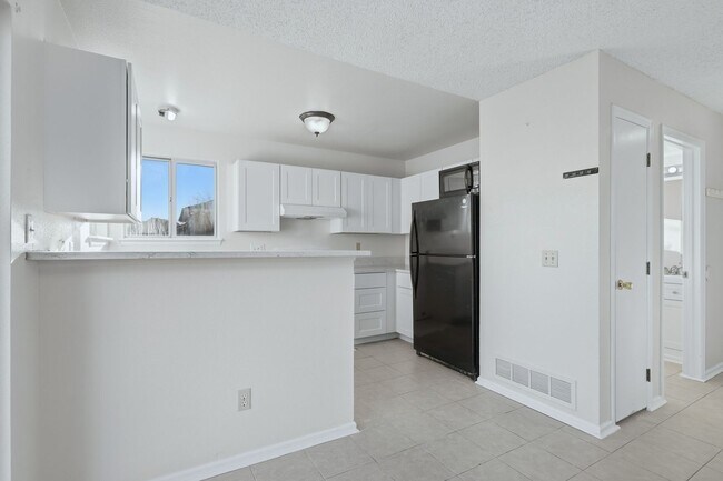 Building Photo - 3 bed 2 1/2 bath Split level home in Found...