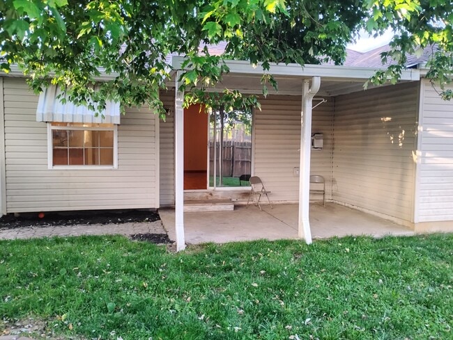 Building Photo - 428 W White Ash St