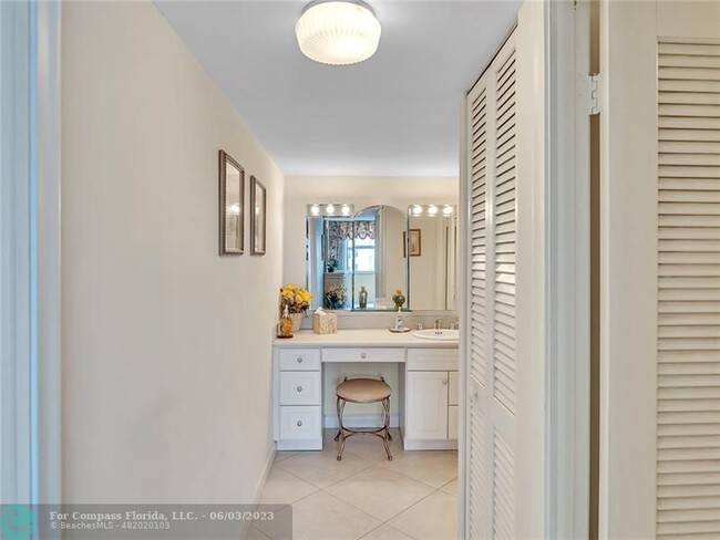Building Photo - 1150 Hillsboro Mile-