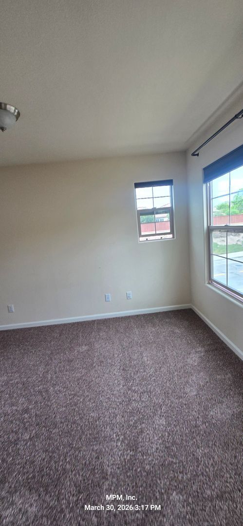 Building Photo - 3 bed 2 bath north end of town