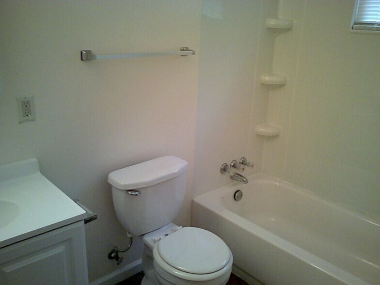 Building Photo - 4647 Hilton Ave