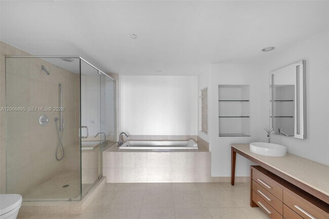 Building Photo - 495 Brickell Ave