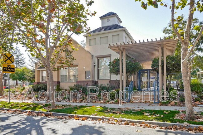 Building Photo - 158 Holly Ct