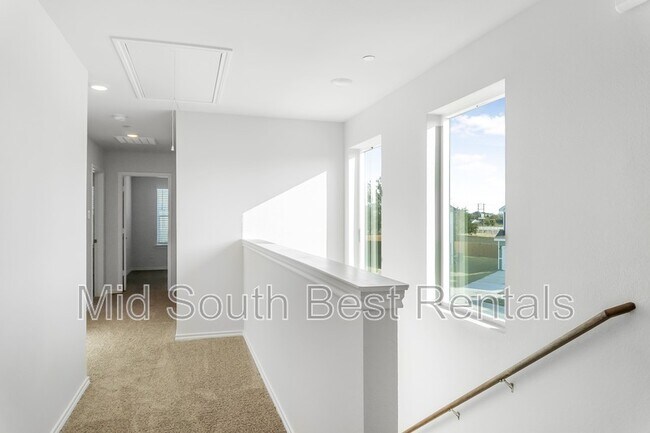 Building Photo - 220 Redwood Rd