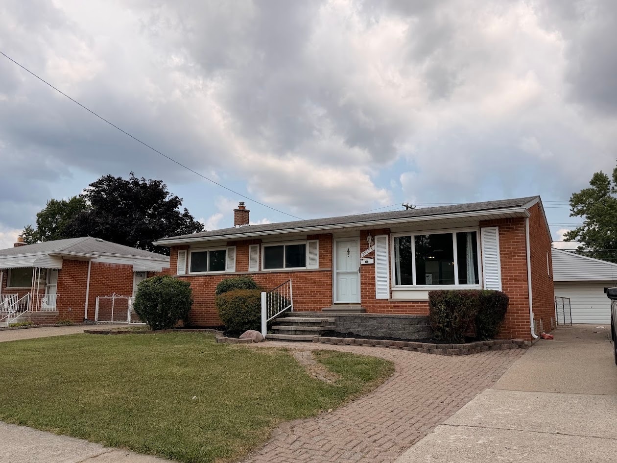 Building Photo - 29594 Maplewood St