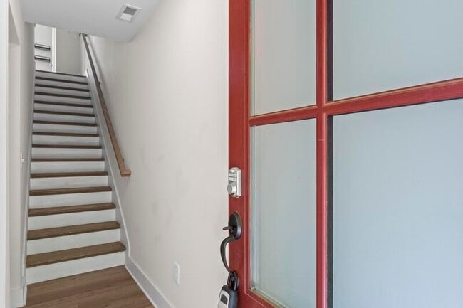 Building Photo - 1066 Crest Cir SE