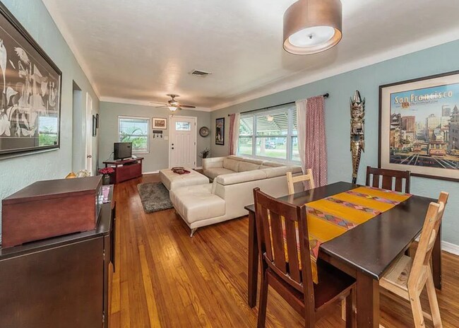 Building Photo - 3 bedroom 1 bath home with a large yard an...
