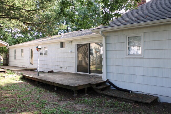 Building Photo - Spacious 4 Bedroom, 3 Full Bath Home In In...