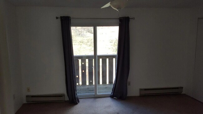 Building Photo - Charming Golden Townhome!