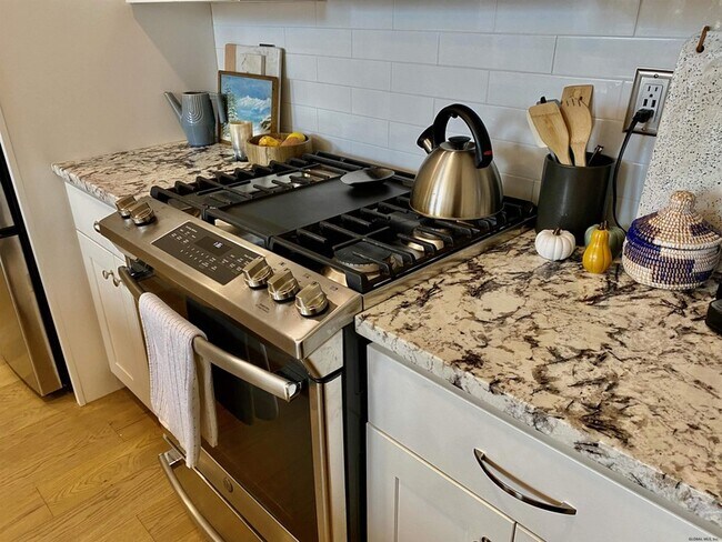 Building Photo - 77 Van Dam St