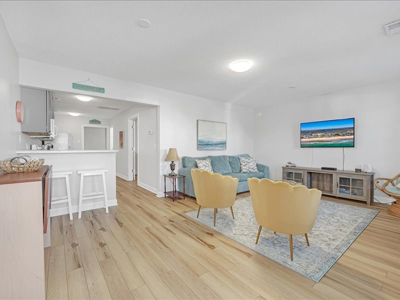 Building Photo - 604 N New River Dr