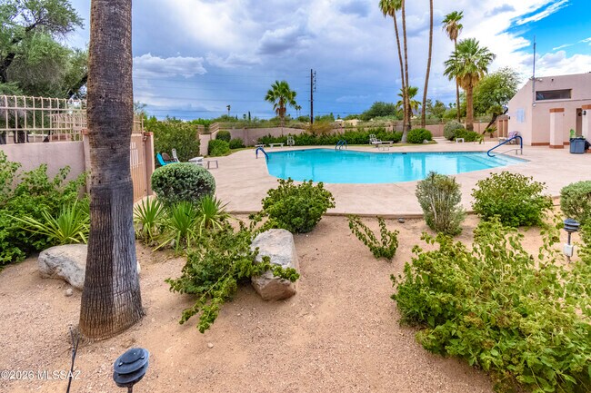 Building Photo - 2549 N Palo Santo Dr