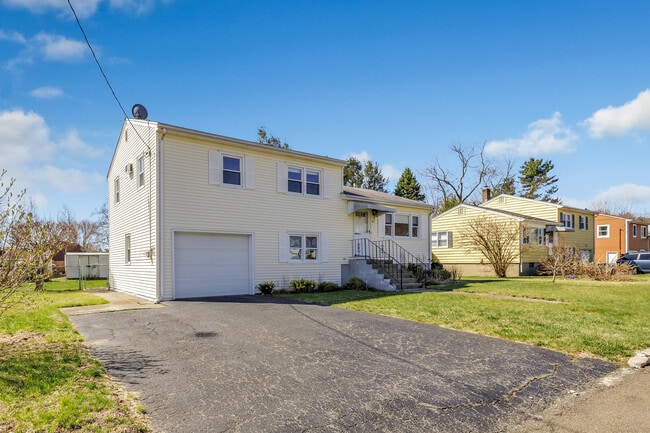 Building Photo - 27 Ranch Dr