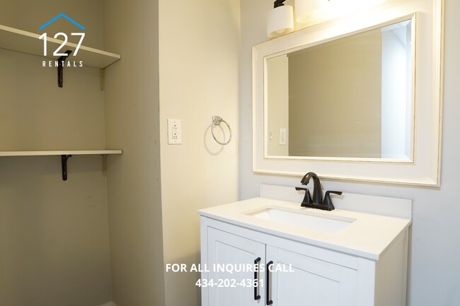 Building Photo - 4 Bedroom Unit with Electric and Water Utilities Included!!