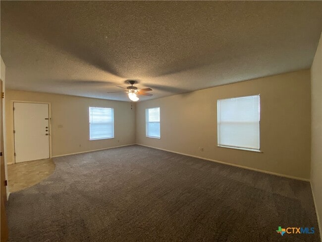 Building Photo - 40 Royal Crest