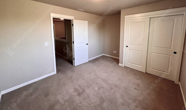 Building Photo - 4 BR - 2.5 BA Luxury Golf Course Living on...