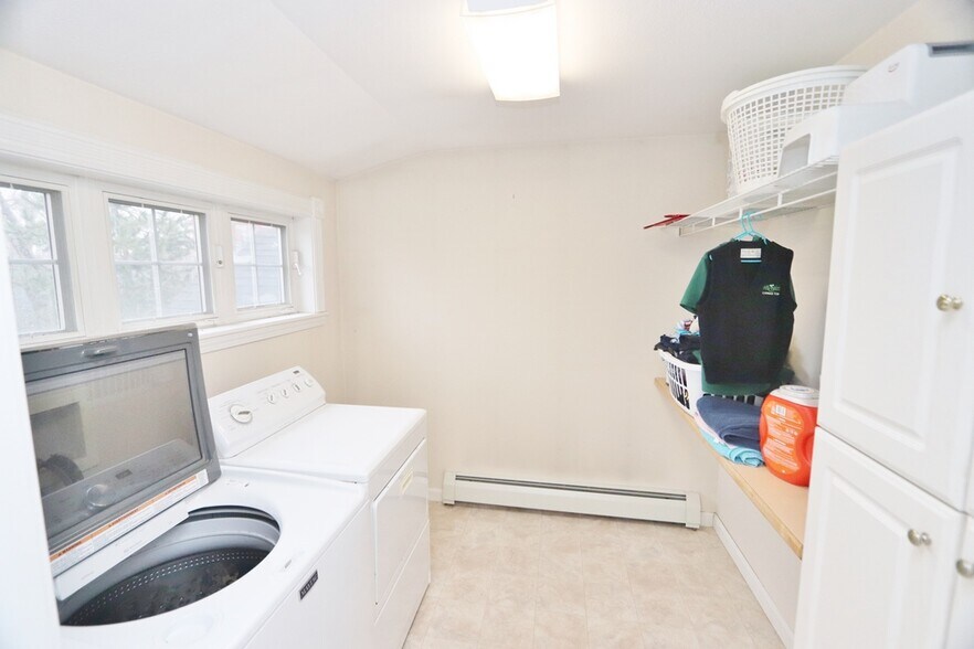 Building Photo - 21 Longmeadow Dr