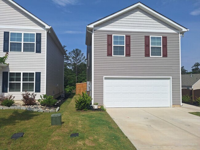 Building Photo - Lovely Four Bedroom Home  Approximately 5 Minutes Away from Gate Ft Jackson and 30 Minutes from S...