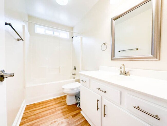 Building Photo - **STUNNING** 8 BEDROOM SOLAR HOME IN GATED...