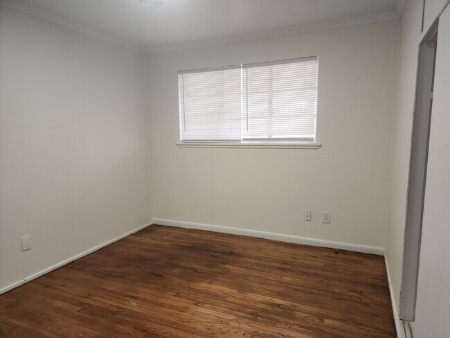 Building Photo - 846 Marilyn St