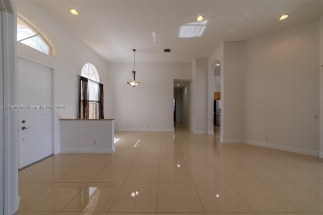 Building Photo - 896 Marina Dr