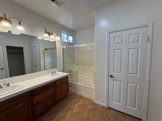 Building Photo - NW Bakersfield home!