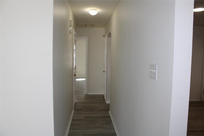 Building Photo - 1706 Caravan Trail
