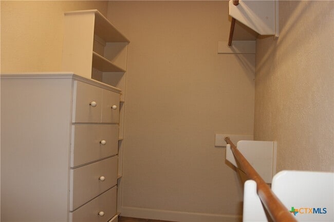 Building Photo - 6001 Country Club Dr