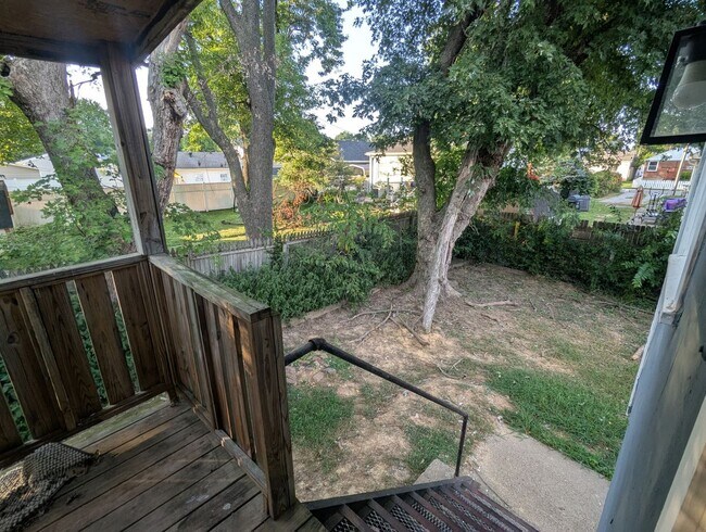 Building Photo - Beautifully renovated 3 bedroom furnished ...