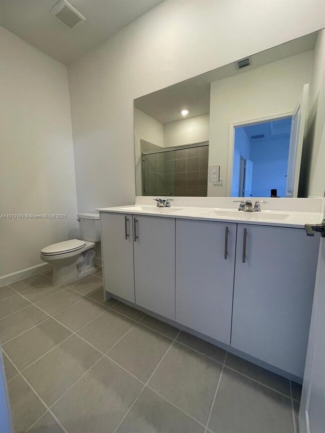 Building Photo - 1076 SE 2nd St