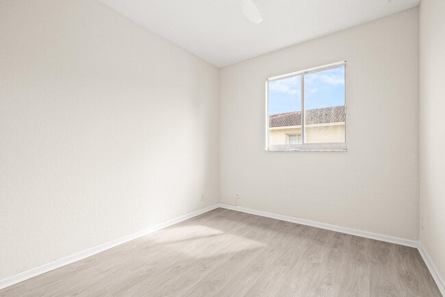 Building Photo - 3187 N Oasis Dr