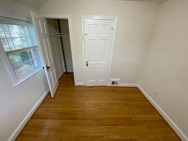 Building Photo - 3 Bed Brick Colonial Just Blocks from Red ...