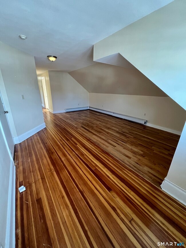 Building Photo - 62 Quaker Ln S