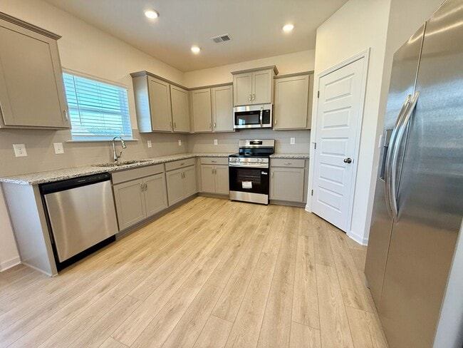 Building Photo - New no-fuss townhome close to everything