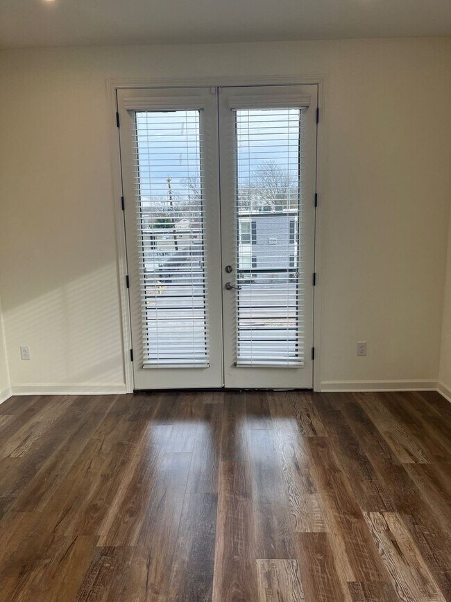 Building Photo - Gorgeous Flat in Overton Square