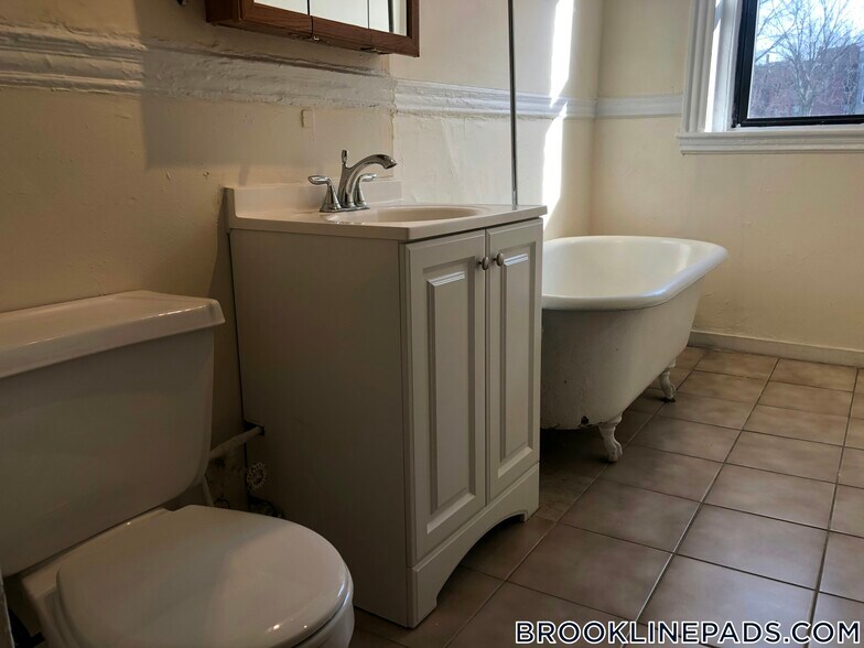Building Photo - 364 Riverway