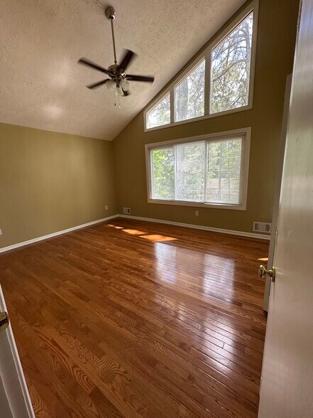 Building Photo - 1733 Christie Dr NE